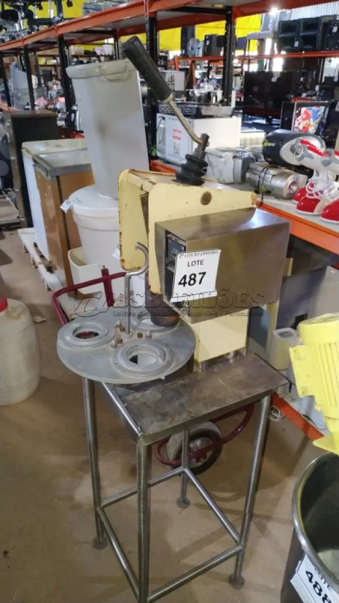 LOTE 487 - 01 MÁQUINA DE PRENSAR. (NO ESTADO) ATENÇÃO! FAZER A VISITAÇÃO ANTES DE ARREMATAR, NÃO SABEMOS SE FUNCIONA, LEILÃO NÃO TEM GARANTIA E NEM DEVOLUÇÃO, SUJEITO A POSSÍVEIS AVARIAS VISÍVEIS/OCULTAS E/OU AUSÊNCIA DE COMPONENTES.