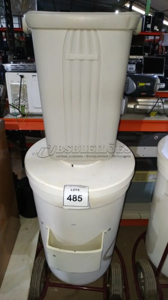 LOTE 485 - 01 CARRINHO COOLER PARA VENDA DE BEBIDAS NA COR BRANCO E 01 LIXEIRA DE PLÁSTICO. (NO ESTADO) ATENÇÃO! FAZER A VISITAÇÃO ANTES DE ARREMATAR, NÃO SABEMOS SE FUNCIONA, LEILÃO NÃO TEM GARANTIA E NEM DEVOLUÇÃO, SUJEITO A POSSÍVEIS AVARIAS VISÍVEIS/OCULTAS E/OU AUSÊNCIA DE COMPONENTES.