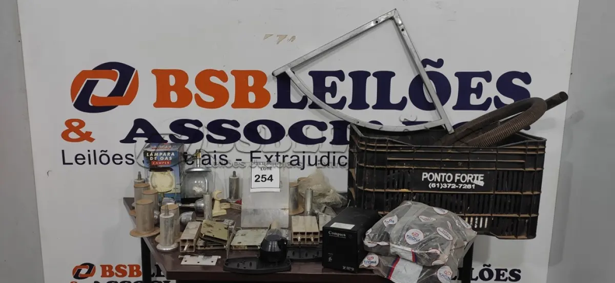 LOTE 254 - 01 LAMPIÃO RECARREGAVÉL, 01 ESTABILIZADOR E GRANDE QUANTIDADE DE CONEXÕES HIDRÁULICAS DE MARCAS E MEDIDAS DIVERSAS E PÉS PARA CAMA DE ROSQUEAR. (NO ESTADO) ATENÇÃO! FAZER A VISITAÇÃO ANTES DE ARREMATAR, NÃO SABEMOS SE FUNCIONA. LEILÃO NÃO TEM GARANTIA E NEM DEVOLUÇÃO, SUJEITO A POSSÍVEIS AVARIAS VISÍVEIS/OCULTAS E/OU AUSÊNCIA DE COMPONENTES.
