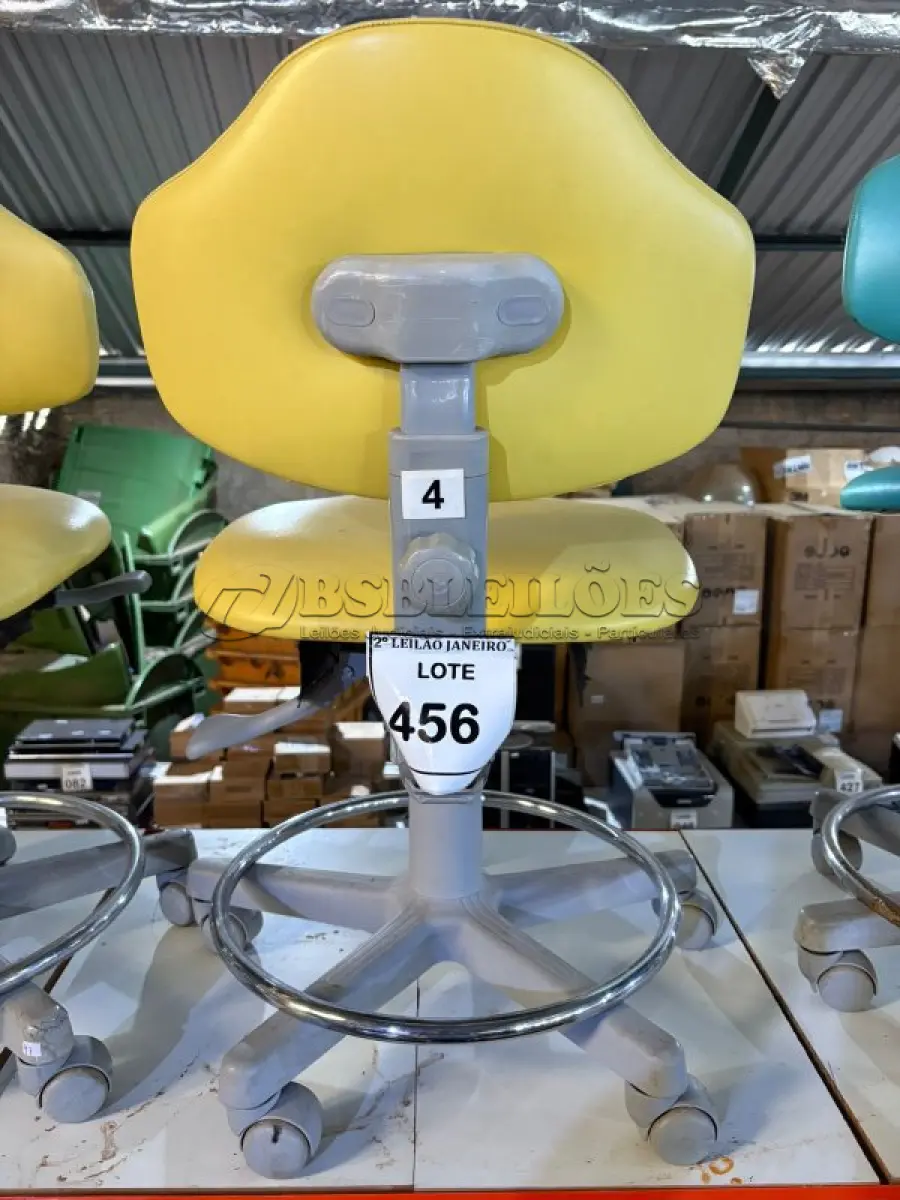LOTE 456 - 01 CADEIRA MOCHO GIRATÓRIA. (NO ESTADO) ATENÇÃO! FAZER A VISITAÇÃO ANTES DE ARREMATAR, NÃO SABEMOS SE FUNCIONA, LEILÃO NÃO TEM GARANTIA E NEM DEVOLUÇÃO, SUJEITO A POSSÍVEIS AVARIAS VISÍVEIS/OCULTAS E/OU AUSÊNCIA DE COMPONENTES.