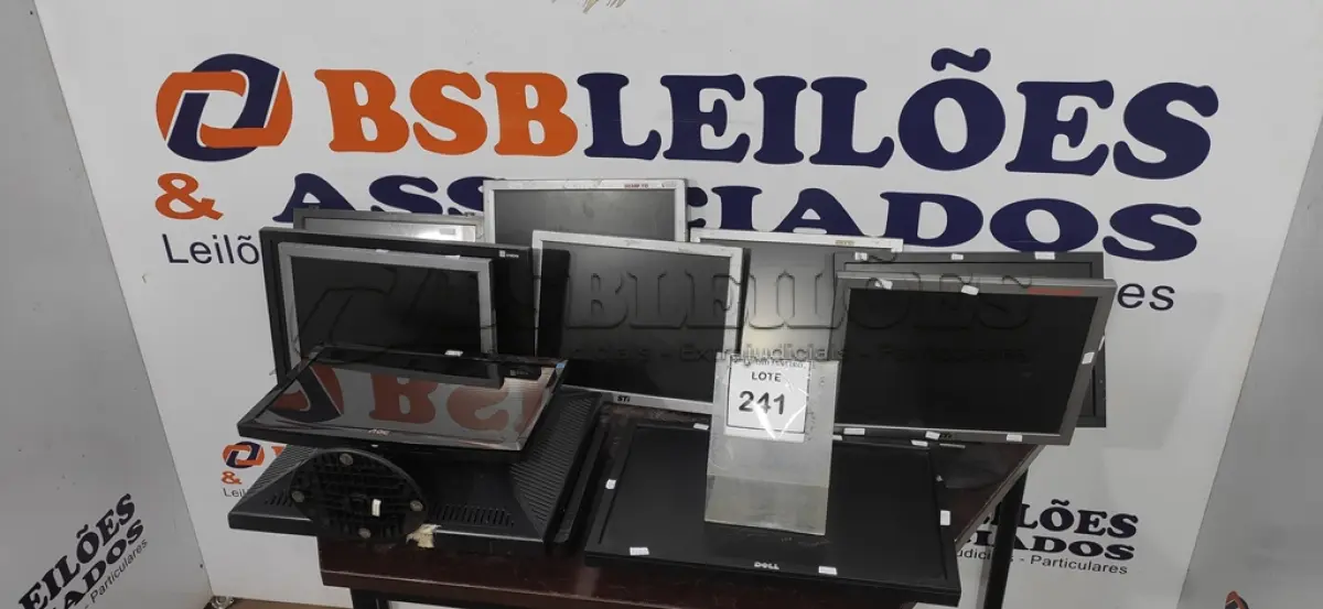 LOTE 241 - 12 MONITORES DE MARCAS E MODELOS DIVERSOS. (NO ESTADO) ATENÇÃO! FAZER A VISITAÇÃO ANTES DE ARREMATAR, NÃO SABEMOS SE FUNCIONA, LEILÃO NÃO TEM GARANTIA E NEM DEVOLUÇÃO, SUJEITO A POSSÍVEIS AVARIAS VISÍVEIS/OCULTAS E/OU AUSÊNCIA DE COMPONENTES.