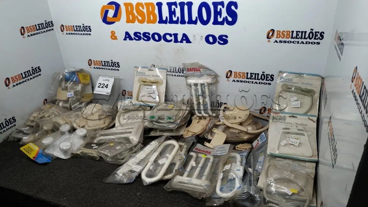 LOTE 224 - 01 LOTE COM GRANDE QUANTIDADE DE PORTA TOALHAS E CABIDES MULTIUSO MARCAS E MODELOS DIVERSOS. (NO ESTADO) ATENÇÃO! FAZER A VISITAÇÃO ANTES DE ARREMATAR, NÃO SABEMOS SE FUNCIONA. LEILÃO NÃO TEM GARANTIA E NEM DEVOLUÇÃO, SUJEITO A POSSÍVEIS AVARIAS VISÍVEIS/OCULTAS E/OU AUSÊNCIA DE COMPONENTES.