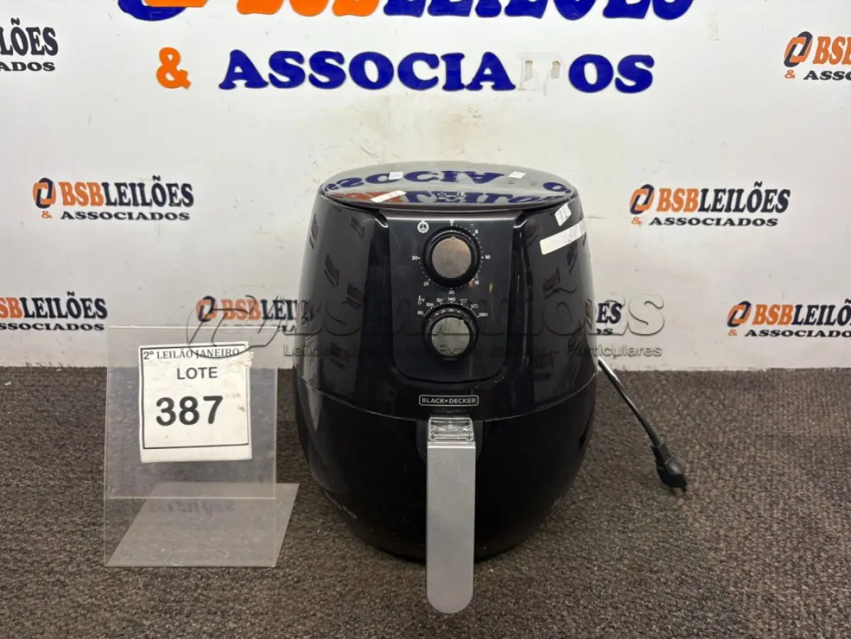 LOTE 387 - 01 AIR FRYER MARCA BLACK DECKER. (NO ESTADO) ATENÇÃO! FAZER A VISITAÇÃO ANTES DE ARREMATAR, NÃO SABEMOS SE FUNCIONA. LEILÃO NÃO TEM GARANTIA E NEM DEVOLUÇÃO, SUJEITO A POSSÍVEIS AVARIAS VISÍVEIS/OCULTAS E/OU AUSÊNCIA DE COMPONENTES.