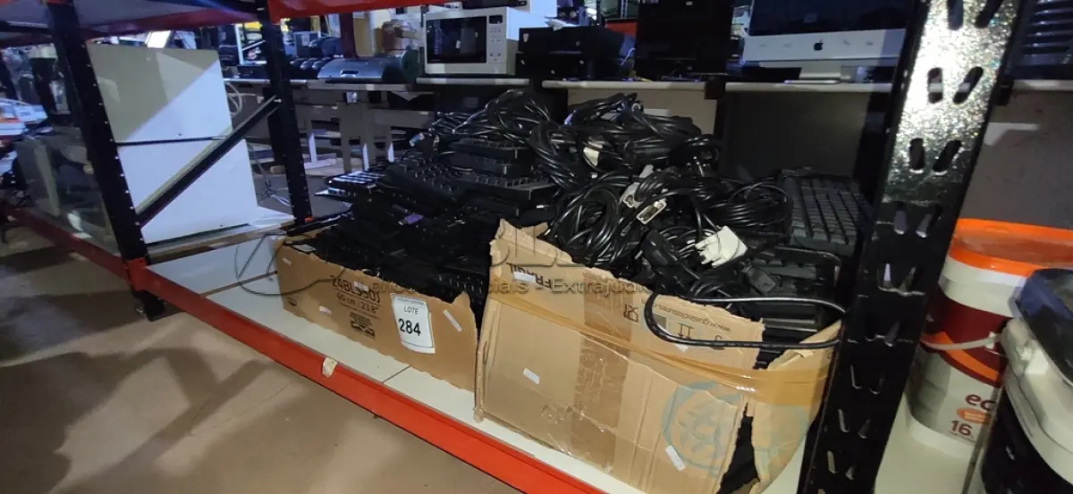 LOTE 284 - 01 LOTE COM GRANDE QUANTIDADE TECLADOS E CABOS DIVERSOS PARA PC. (NO ESTADO) ATENÇÃO! FAZER A VISITAÇÃO ANTES DE ARREMATAR, NÃO SABEMOS SE FUNCIONA. LEILÃO NÃO TEM GARANTIA E NEM DEVOLUÇÃO, SUJEITO A POSSÍVEIS AVARIAS VISÍVEIS/OCULTAS E/OU AUSÊNCIA DE COMPONENTES.