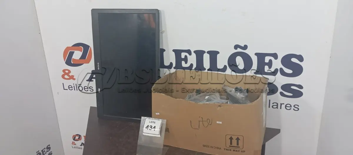 LOTE 434 - 01 TV LCD 32’’ MARCA CCE E 01 CAIXA COM VÁRIOS PÉS PARA TV. (NO ESTADO) ATENÇÃO! FAZER A VISITAÇÃO ANTES DE ARREMATAR, NÃO SABEMOS SE FUNCIONA, LEILÃO NÃO TEM GARANTIA E NEM DEVOLUÇÃO, SUJEITO A POSSÍVEIS AVARIAS VISÍVEIS/OCULTAS E/OU AUSÊNCIA DE COMPONENTES.