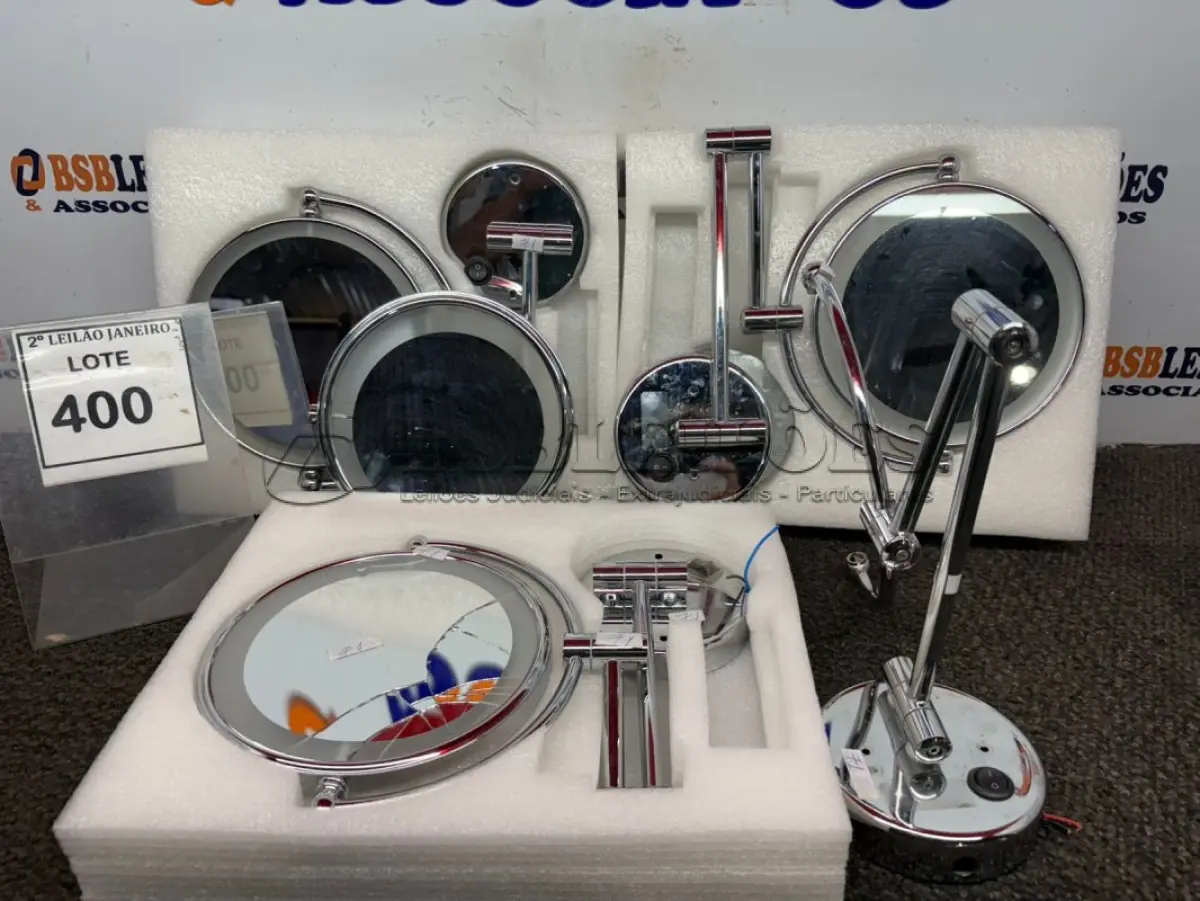 LOTE 400 - 03 ESPELHOS DE AUMENTO CROMADO COM LUZ LED. (NO ESTADO) ATENÇÃO! FAZER A VISITAÇÃO ANTES DE ARREMATAR, NÃO SABEMOS SE FUNCIONA. LEILÃO NÃO TEM GARANTIA E NEM DEVOLUÇÃO, SUJEITO A POSSÍVEIS AVARIAS VISÍVEIS/OCULTAS E/OU AUSÊNCIA DE COMPONENTES.