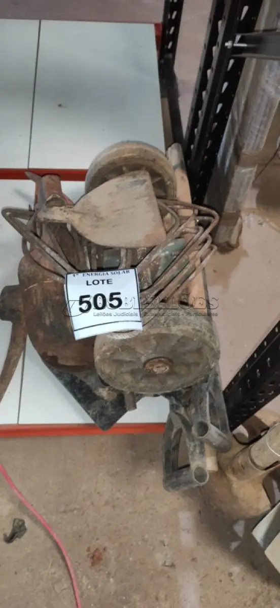 LOTE 505 - 01 LOTE COM CARRINHO PARA TRANSPORTE DE VIDROS, CAVADEIRA SEM CABO, PÁ, ENXADA E PICARETA.  (NO ESTADO) ATENÇÃO! FAZER A VISITAÇÃO ANTES DE ARREMATAR, NÃO SABEMOS SE FUNCIONA, LEILÃO NÃO TEM GARANTIA E NEM DEVOLUÇÃO, SUJEITO A POSSÍVEIS AVARIAS VISÍVEIS/OCULTAS