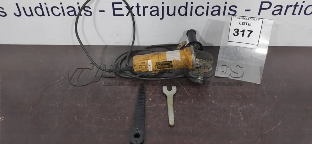 LOTE 317 - 01 ESMERILHADEIRA ANGULAR DEWALTER. (NO ESTADO) ATENÇÃO! FAZER A VISITAÇÃO ANTES DE ARREMATAR, NÃO SABEMOS SE FUNCIONA, LEILÃO NÃO TEM GARANTIA E NEM DEVOLUÇÃO, SUJEITO A POSSÍVEIS AVARIAS VISÍVEIS/OCULTAS E/OU AUSÊNCIA DE COMPONENTES.