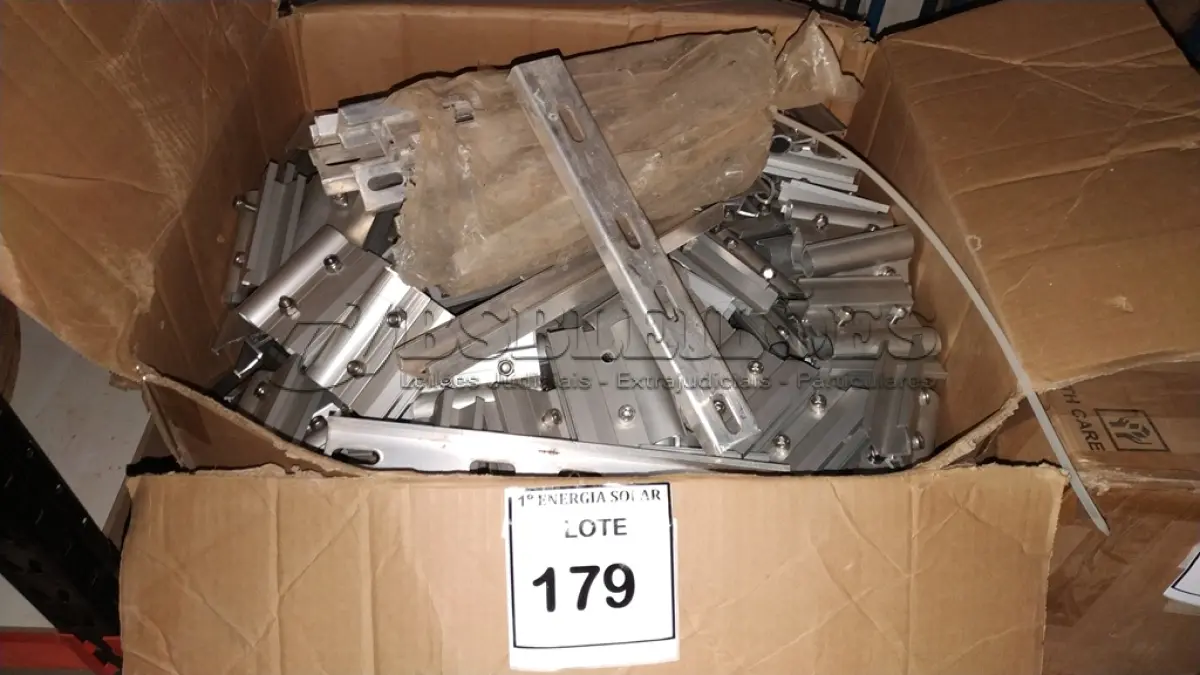 LOTE 179 - 01 CAIXA COM EMENDAS EM ALUMÍNIO PERFURADA SEM PARAFUSO. (NO ESTADO) ATENÇÃO! FAZER A VISITAÇÃO ANTES DE ARREMATAR, NÃO SABEMOS SE FUNCIONA, LEILÃO NÃO TEM GARANTIA E NEM DEVOLUÇÃO, SUJEITO A POSSÍVEIS AVARIAS VISÍVEIS/OCULTAS E/OU AUSÊNCIA DE COMPONENTES.