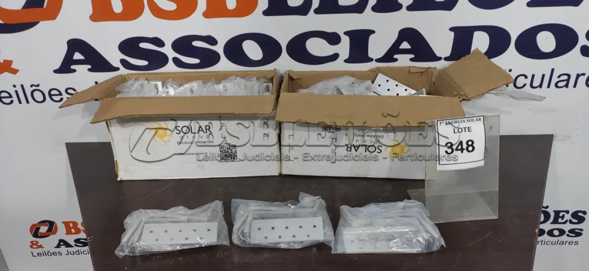 LOTE 348 - 02 CAIXAS COM GANCHO PARA TELHA CERÂMICA. (NO ESTADO) ATENÇÃO! FAZER A VISITAÇÃO ANTES DE ARREMATAR, NÃO SABEMOS SE FUNCIONA, LEILÃO NÃO TEM GARANTIA E NEM DEVOLUÇÃO, SUJEITO A POSSÍVEIS AVARIAS VISÍVEIS/OCULTAS E/OU AUSÊNCIA DE COMPONENTES.