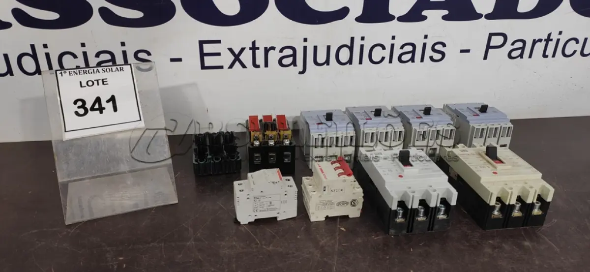 LOTE 341 - 01 CAIXA COM DISJUNTORES DIVERSOS. (NO ESTADO) ATENÇÃO! FAZER A VISITAÇÃO ANTES DE ARREMATAR, NÃO SABEMOS SE FUNCIONA, LEILÃO NÃO TEM GARANTIA E NEM DEVOLUÇÃO, SUJEITO A POSSÍVEIS AVARIAS VISÍVEIS/OCULTAS E/OU AUSÊNCIA DE COMPONENTES.