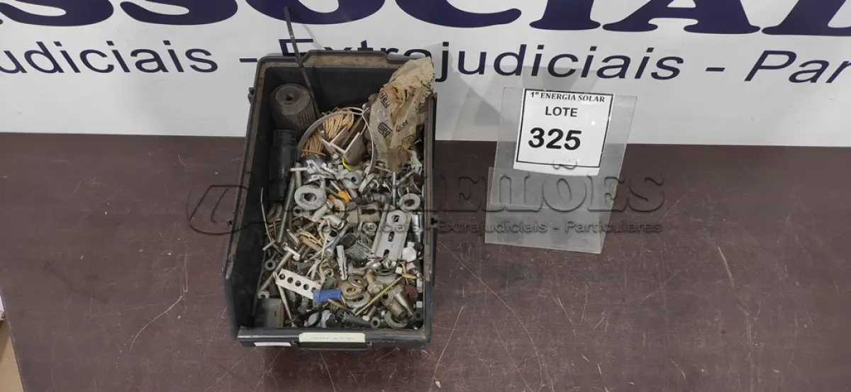 LOTE 325 - 01 CAIXA COM PARAFUSOS DIVERSOS. (NO ESTADO) ATENÇÃO! FAZER A VISITAÇÃO ANTES DE ARREMATAR, NÃO SABEMOS SE FUNCIONA, LEILÃO NÃO TEM GARANTIA E NEM DEVOLUÇÃO, SUJEITO A POSSÍVEIS AVARIAS VISÍVEIS/OCULTAS E/OU AUSÊNCIA DE COMPONENTES.