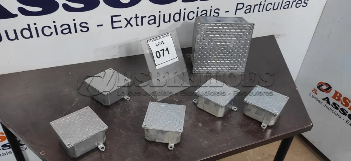 LOTE 071 - 01 LOTE COM CAIXAS DE PASSAGEM EM ALUMÍNIO 20X20, 10X10 E CAIXA AMARELAS PARA DRYWALL 4X2. (NO ESTADO) ATENÇÃO! FAZER A VISITAÇÃO ANTES DE ARREMATAR, NÃO SABEMOS SE FUNCIONA, LEILÃO NÃO TEM GARANTIA E NEM DEVOLUÇÃO, SUJEITO A POSSÍVEIS AVARIAS VISÍVEIS/OCULTAS E/OU AUSÊNCIA DE COMPONENTES.