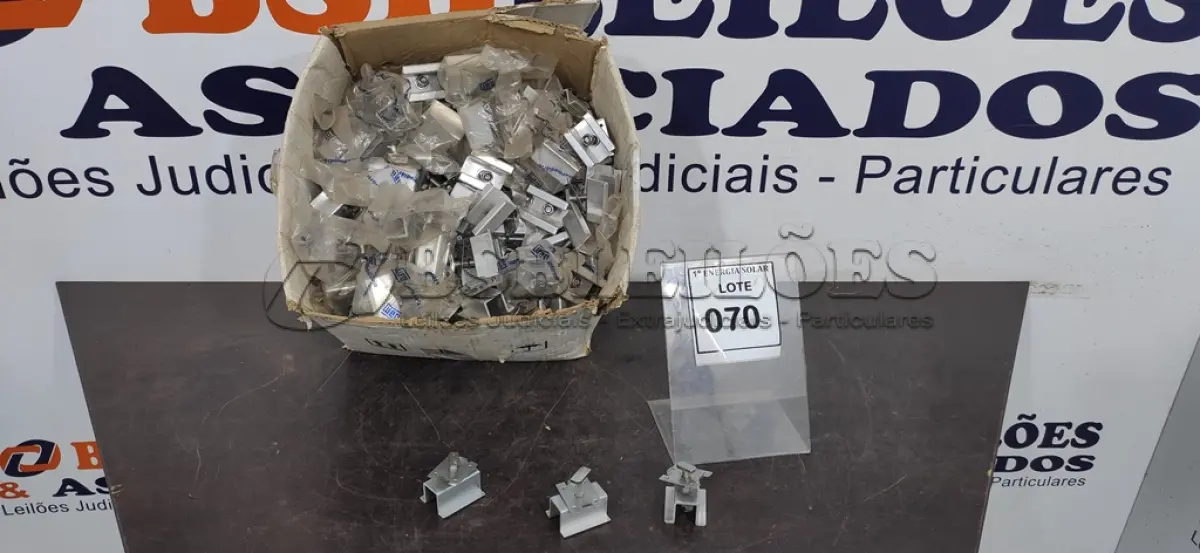 LOTE 070 - 01 CAIXA COM GRAMPO FIXADOR INTERMEDIÁRIO PARA ESTRUTURA DE PAINEL SOLAR. (NO ESTADO) ATENÇÃO! FAZER A VISITAÇÃO ANTES DE ARREMATAR, NÃO SABEMOS SE FUNCIONA, LEILÃO NÃO TEM GARANTIA E NEM DEVOLUÇÃO, SUJEITO A POSSÍVEIS AVARIAS VISÍVEIS/OCULTAS E/OU AUSÊNCIA DE COMPONENTES.