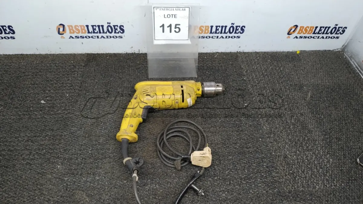 LOTE 115 - 01 FURADEIRA ELÉTRICA SEM MARCA APARENTE. (NO ESTADO) ATENÇÃO! FAZER A VISITAÇÃO ANTES DE ARREMATAR, NÃO SABEMOS SE FUNCIONA, LEILÃO NÃO TEM GARANTIA E NEM DEVOLUÇÃO, SUJEITO A POSSÍVEIS AVARIAS VISÍVEIS/OCULTAS E/OU AUSÊNCIA DE COMPONENTES.