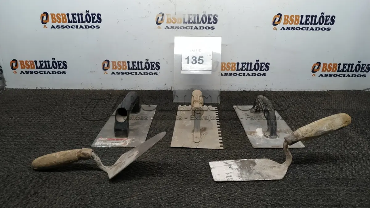 LOTE 135 - 03 DESEMPENADEIRAS DE AÇO E 02 COLHERES DE PEDREIRO.  (NO ESTADO) ATENÇÃO! FAZER A VISITAÇÃO ANTES DE ARREMATAR, NÃO SABEMOS SE FUNCIONA, LEILÃO NÃO TEM GARANTIA E NEM DEVOLUÇÃO, SUJEITO A POSSÍVEIS AVARIAS VISÍVEIS/OCULTAS E/OU AUSÊNCIA DE COMPONENTES.