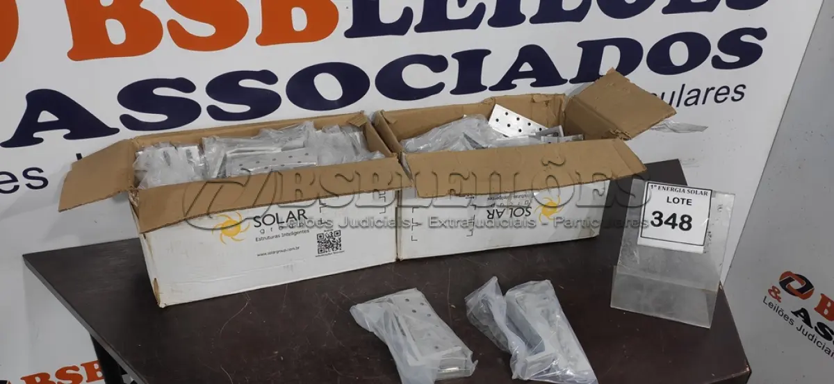 LOTE 348 - 02 CAIXAS COM GANCHO PARA TELHA CERÂMICA. (NO ESTADO) ATENÇÃO! FAZER A VISITAÇÃO ANTES DE ARREMATAR, NÃO SABEMOS SE FUNCIONA, LEILÃO NÃO TEM GARANTIA E NEM DEVOLUÇÃO, SUJEITO A POSSÍVEIS AVARIAS VISÍVEIS/OCULTAS E/OU AUSÊNCIA DE COMPONENTES.