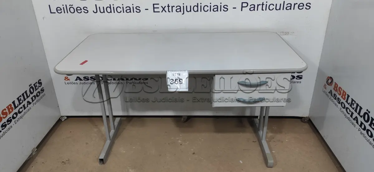 LOTE 359 - 01 MESA PARA ESCRITÓRIO COM 2 GAVETAS. (NO ESTADO) ATENÇÃO! FAZER A VISITAÇÃO ANTES DE ARREMATAR, NÃO SABEMOS SE FUNCIONA, LEILÃO NÃO TEM GARANTIA E NEM DEVOLUÇÃO, SUJEITO A POSSÍVEIS AVARIAS VISÍVEIS/OCULTAS E/OU AUSÊNCIA DE COMPONENTES.