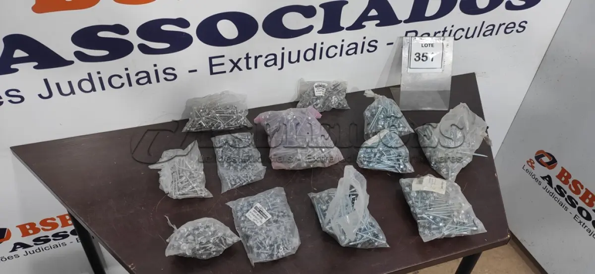 LOTE 351 - 01 CAIXA COM PARA FUSOS DE FIXAÇÃO ALUZINCO 0,55CM E PARAFUSOS AUTO BROCANTE. (NO ESTADO) ATENÇÃO! FAZER A VISITAÇÃO ANTES DE ARREMATAR, NÃO SABEMOS SE FUNCIONA, LEILÃO NÃO TEM GARANTIA E NEM DEVOLUÇÃO, SUJEITO A POSSÍVEIS AVARIAS VISÍVEIS/OCULTAS E/OU AUSÊNCIA DE COMPONENTES.