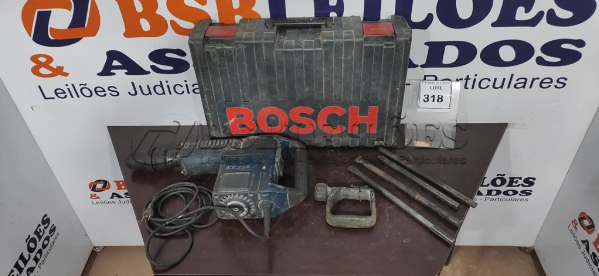 LOTE 318 - 01 MARTELETE DA BOSCH COM MALETA. (NO ESTADO) ATENÇÃO! FAZER A VISITAÇÃO ANTES DE ARREMATAR, NÃO SABEMOS SE FUNCIONA, LEILÃO NÃO TEM GARANTIA E NEM DEVOLUÇÃO, SUJEITO A POSSÍVEIS AVARIAS VISÍVEIS/OCULTAS E/OU AUSÊNCIA DE COMPONENTES.
