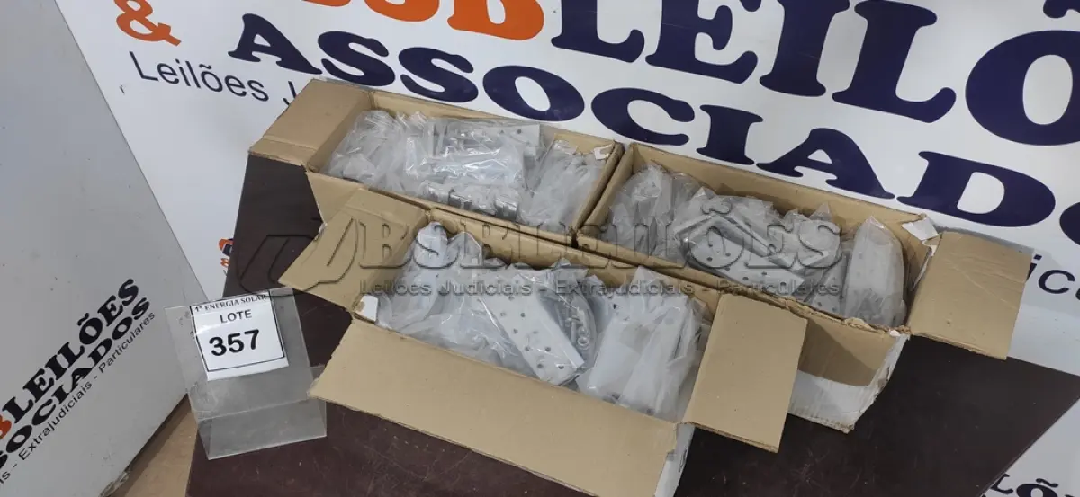 LOTE 357 - 03 CAIXAS COM GANCHO PARA TELHA CERÂMICA. (NO ESTADO) ATENÇÃO! FAZER A VISITAÇÃO ANTES DE ARREMATAR, NÃO SABEMOS SE FUNCIONA, LEILÃO NÃO TEM GARANTIA E NEM DEVOLUÇÃO, SUJEITO A POSSÍVEIS AVARIAS VISÍVEIS/OCULTAS E/OU AUSÊNCIA DE COMPONENTES.