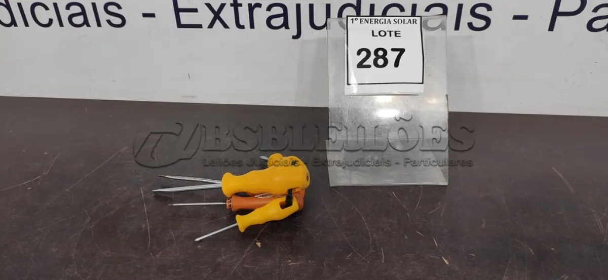 LOTE 287 - 03 CHAVES FENDA E 01 CHAVE PHILIPS E 4 PONTEIROS.  (NO ESTADO) ATENÇÃO! FAZER A VISITAÇÃO ANTES DE ARREMATAR, NÃO SABEMOS SE FUNCIONA, LEILÃO NÃO TEM GARANTIA E NEM DEVOLUÇÃO, SUJEITO A POSSÍVEIS AVARIAS VISÍVEIS/OCULTAS E/OU AUSÊNCIA DE COMPONENTES.