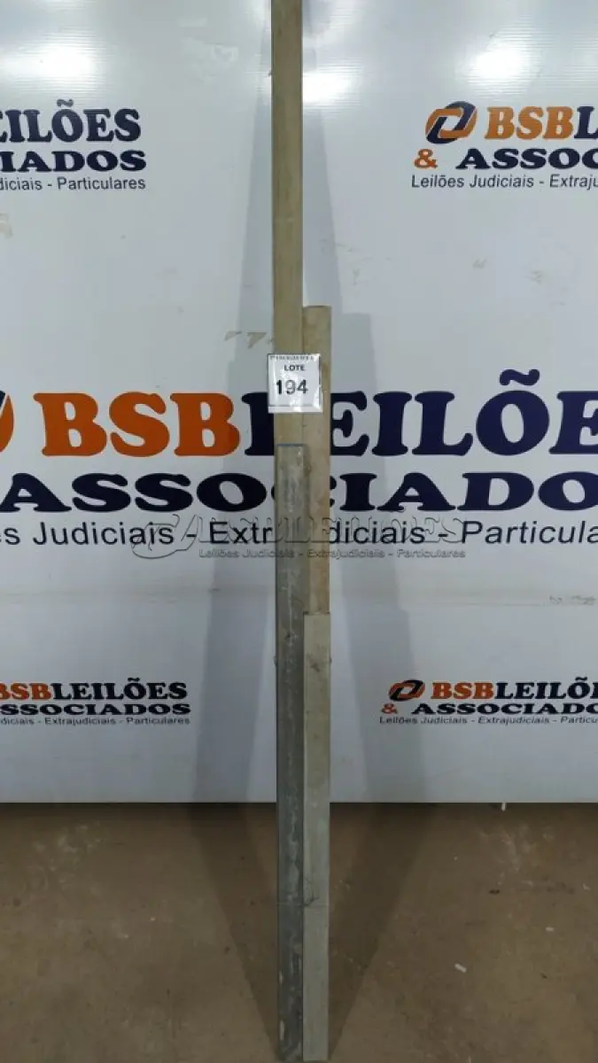 LOTE 194 - 04 RÉGUAS EM ALUMÍNIO TAMANHOS DIVERSOS. (NO ESTADO) ATENÇÃO! FAZER A VISITAÇÃO ANTES DE ARREMATAR, NÃO SABEMOS SE FUNCIONA, LEILÃO NÃO TEM GARANTIA E NEM DEVOLUÇÃO, SUJEITO A POSSÍVEIS AVARIAS VISÍVEIS/OCULTAS E/OU AUSÊNCIA DE COMPONENTES.