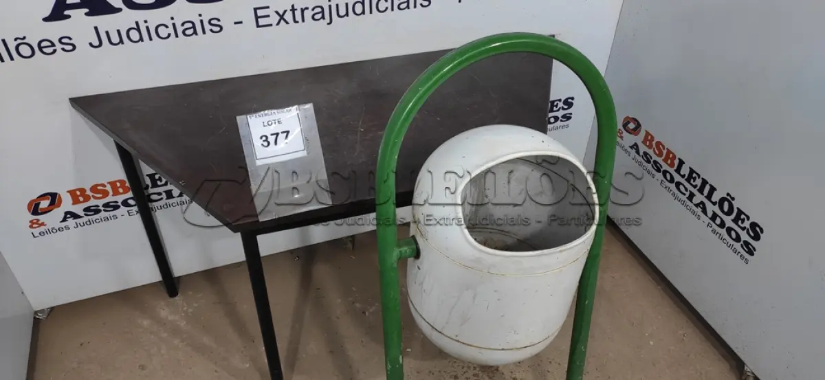 LOTE 377 - 01 LIXEIRA DE FERRO. (NO ESTADO) ATENÇÃO! FAZER A VISITAÇÃO ANTES DE ARREMATAR, NÃO SABEMOS SE FUNCIONA, LEILÃO NÃO TEM GARANTIA E NEM DEVOLUÇÃO, SUJEITO A POSSÍVEIS AVARIAS VISÍVEIS/OCULTAS E/OU 