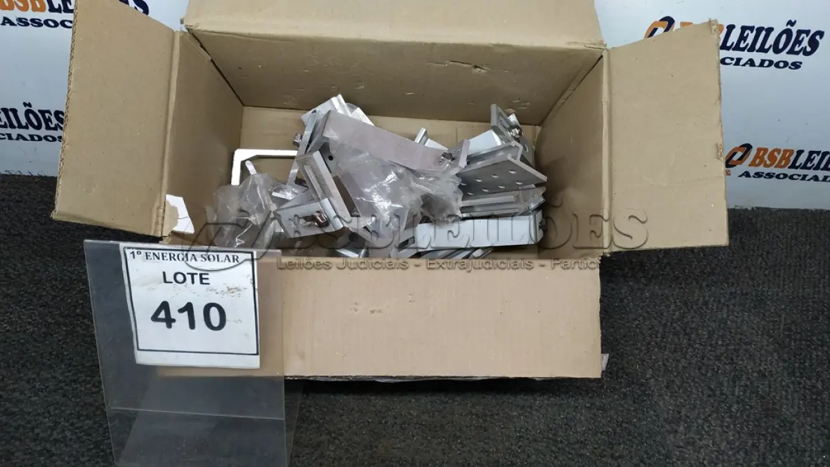 LOTE 410 - 01 CAIXA COM GANCHO PARA TELHA CERÂMICA. (NO ESTADO) ATENÇÃO! FAZER A VISITAÇÃO ANTES DE ARREMATAR, NÃO SABEMOS SE FUNCIONA, LEILÃO NÃO TEM GARANTIA E NEM DEVOLUÇÃO, SUJEITO A POSSÍVEIS AVARIAS VISÍVEIS/OCULTAS E/OU 