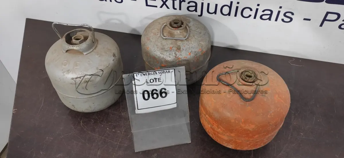 LOTE 066 - 03 BOTIJÕES DE GÁS PARA LAMPIÃO. (NO ESTADO) ATENÇÃO! FAZER A VISITAÇÃO ANTES DE ARREMATAR, NÃO SABEMOS SE FUNCIONA, LEILÃO NÃO TEM GARANTIA E NEM DEVOLUÇÃO, SUJEITO A POSSÍVEIS AVARIAS VISÍVEIS/OCULTAS E/OU AUSÊNCIA DE COMPONENTES.