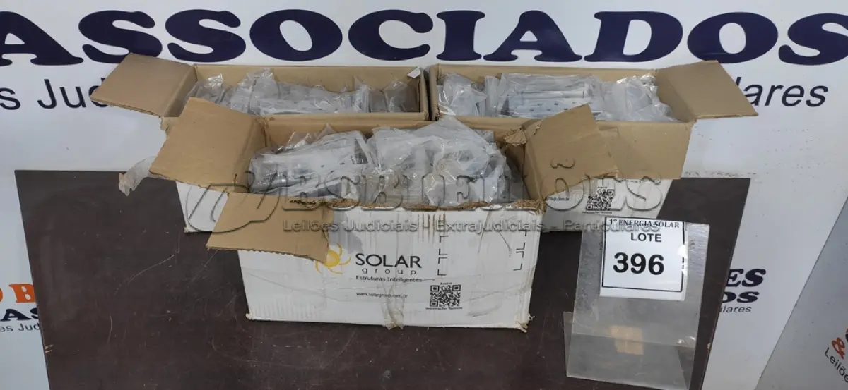 LOTE 396 - 03 CAIXAS COM GANCHO PARA TELHA CERÂMICA. (NO ESTADO) ATENÇÃO! FAZER A VISITAÇÃO ANTES DE ARREMATAR, NÃO SABEMOS SE FUNCIONA, LEILÃO NÃO TEM GARANTIA E NEM DEVOLUÇÃO, SUJEITO A POSSÍVEIS AVARIAS VISÍVEIS/OCULTAS E/OU 