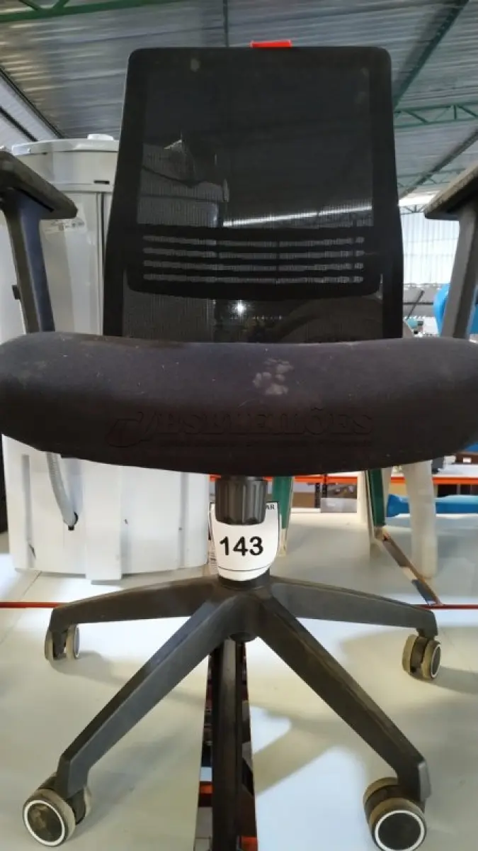 LOTE 143 - 01 CADEIRA GIRATÓRIA PARA ESCRITÓRIO. (NO ESTADO) ATENÇÃO! FAZER A VISITAÇÃO ANTES DE ARREMATAR, NÃO SABEMOS SE FUNCIONA, LEILÃO NÃO TEM GARANTIA E NEM DEVOLUÇÃO, SUJEITO A POSSÍVEIS AVARIAS VISÍVEIS/OCULTAS E/OU AUSÊNCIA DE COMPONENTES.