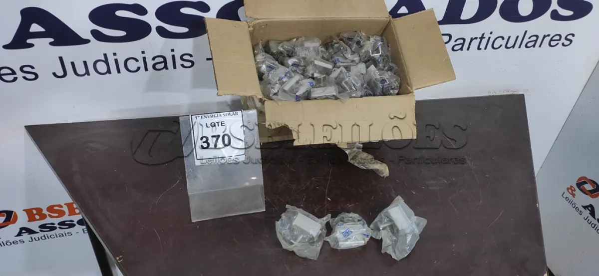 LOTE 370 - 01 CAIXA COM INTERMEDIÁRIOS PARA PAINEL SOLAR. (NO ESTADO) ATENÇÃO! FAZER A VISITAÇÃO ANTES DE ARREMATAR, NÃO SABEMOS SE FUNCIONA, LEILÃO NÃO TEM GARANTIA E NEM DEVOLUÇÃO, SUJEITO A POSSÍVEIS AVARIAS VISÍVEIS/OCULTAS E/OU 