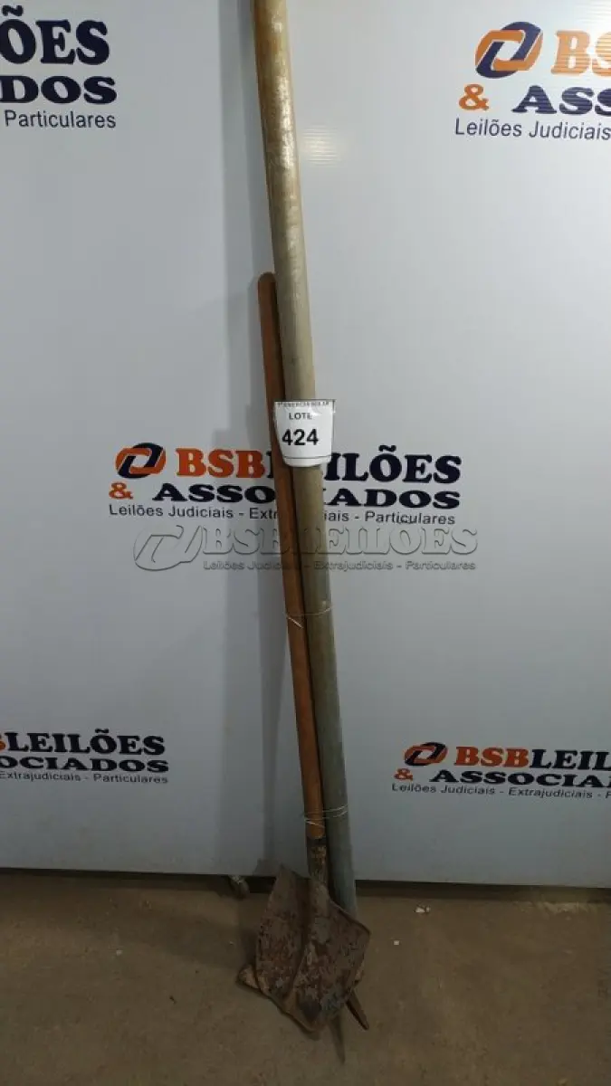 LOTE 424 - 01 PÁ COM CABO, 01 ENXADA COM CABO E 01 PICARETA COM CABO. (NO ESTADO) ATENÇÃO! FAZER A VISITAÇÃO ANTES DE ARREMATAR, NÃO SABEMOS SE FUNCIONA, LEILÃO NÃO TEM GARANTIA E NEM DEVOLUÇÃO, SUJEITO A POSSÍVEIS AVARIAS VISÍVEIS/OCULTAS E/OU 
