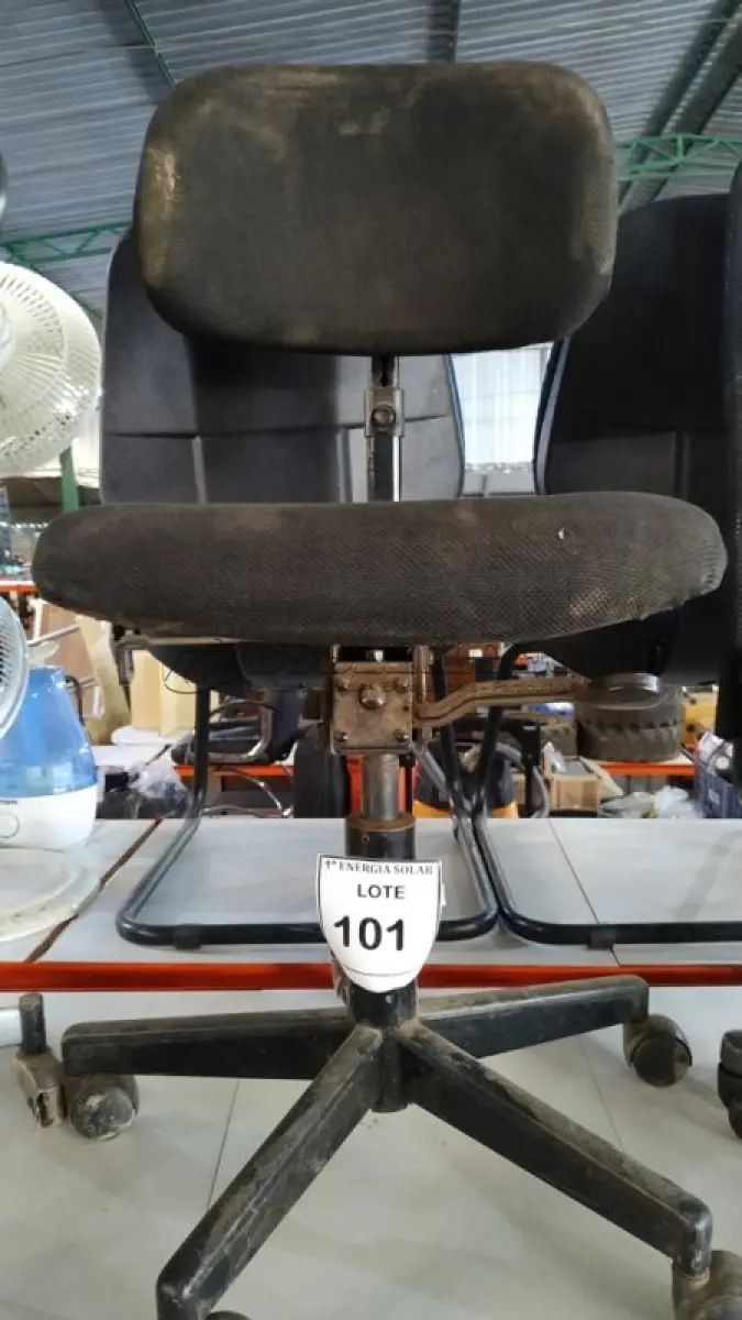 LOTE 101 - 01 CADEIRA GIRATÓRIA PARA ESCRITÓRIO. (NO ESTADO) ATENÇÃO! FAZER A VISITAÇÃO ANTES DE ARREMATAR, NÃO SABEMOS SE FUNCIONA, LEILÃO NÃO TEM GARANTIA E NEM DEVOLUÇÃO, SUJEITO A POSSÍVEIS AVARIAS VISÍVEIS/OCULTAS E/OU AUSÊNCIA DE COMPONENTES.