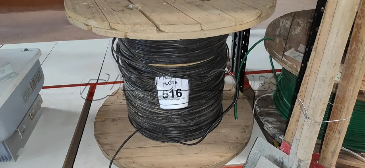 LOTE 516 - 01 CARRETEL COM CABO PARA PAINEL SOLAR PRETO. (NO ESTADO) ATENÇÃO! FAZER A VISITAÇÃO ANTES DE ARREMATAR, NÃO SABEMOS SE FUNCIONA, LEILÃO NÃO TEM GARANTIA E NEM DEVOLUÇÃO, SUJEITO A POSSÍVEIS AVARIAS VISÍVEIS/OCULTAS