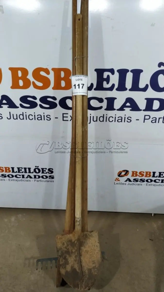 LOTE 117 - 01 CAVADEIRA MANUAL, 01 PÁ COM CABO E 01 RASTELO COM CABO. (NO ESTADO) ATENÇÃO! FAZER A VISITAÇÃO ANTES DE ARREMATAR, NÃO SABEMOS SE FUNCIONA, LEILÃO NÃO TEM GARANTIA E NEM DEVOLUÇÃO, SUJEITO A POSSÍVEIS AVARIAS VISÍVEIS/OCULTAS E/OU AUSÊNCIA DE COMPONENTES.