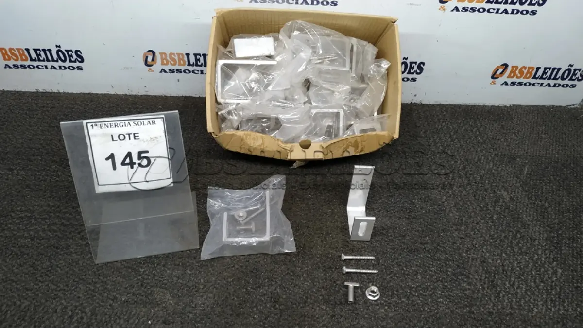 LOTE 145 - 01 CAIXA COM GRAMPOS PARA TELHADO COLONIAL. (NO ESTADO) ATENÇÃO! FAZER A VISITAÇÃO ANTES DE ARREMATAR, NÃO SABEMOS SE FUNCIONA, LEILÃO NÃO TEM GARANTIA E NEM DEVOLUÇÃO, SUJEITO A POSSÍVEIS AVARIAS VISÍVEIS/OCULTAS E/OU AUSÊNCIA DE COMPONENTES.