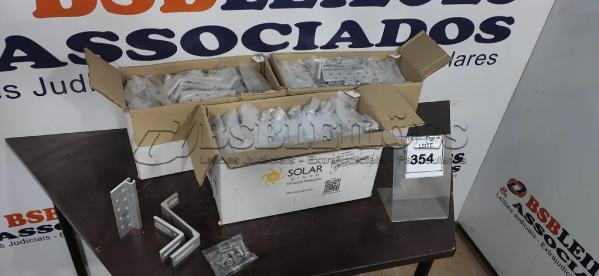 LOTE 354 - 03 CAIXAS COM GANCHO PARA TELHA CERÂMICA. (NO ESTADO) ATENÇÃO! FAZER A VISITAÇÃO ANTES DE ARREMATAR, NÃO SABEMOS SE FUNCIONA, LEILÃO NÃO TEM GARANTIA E NEM DEVOLUÇÃO, SUJEITO A POSSÍVEIS AVARIAS VISÍVEIS/OCULTAS E/OU AUSÊNCIA DE COMPONENTES.