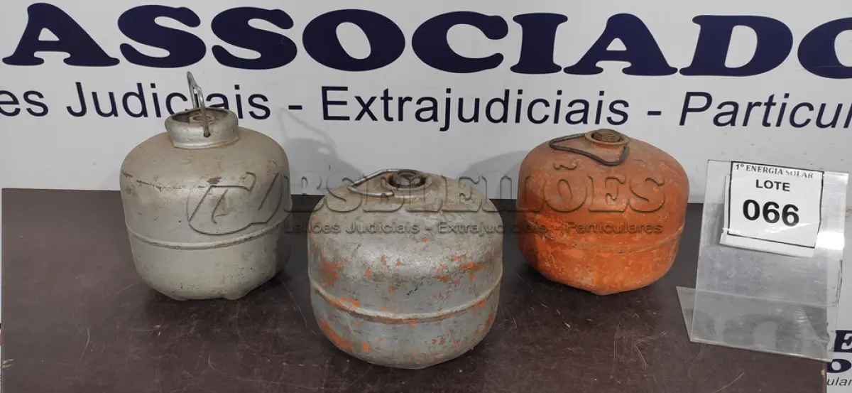 LOTE 066 - 03 BOTIJÕES DE GÁS PARA LAMPIÃO. (NO ESTADO) ATENÇÃO! FAZER A VISITAÇÃO ANTES DE ARREMATAR, NÃO SABEMOS SE FUNCIONA, LEILÃO NÃO TEM GARANTIA E NEM DEVOLUÇÃO, SUJEITO A POSSÍVEIS AVARIAS VISÍVEIS/OCULTAS E/OU AUSÊNCIA DE COMPONENTES.
