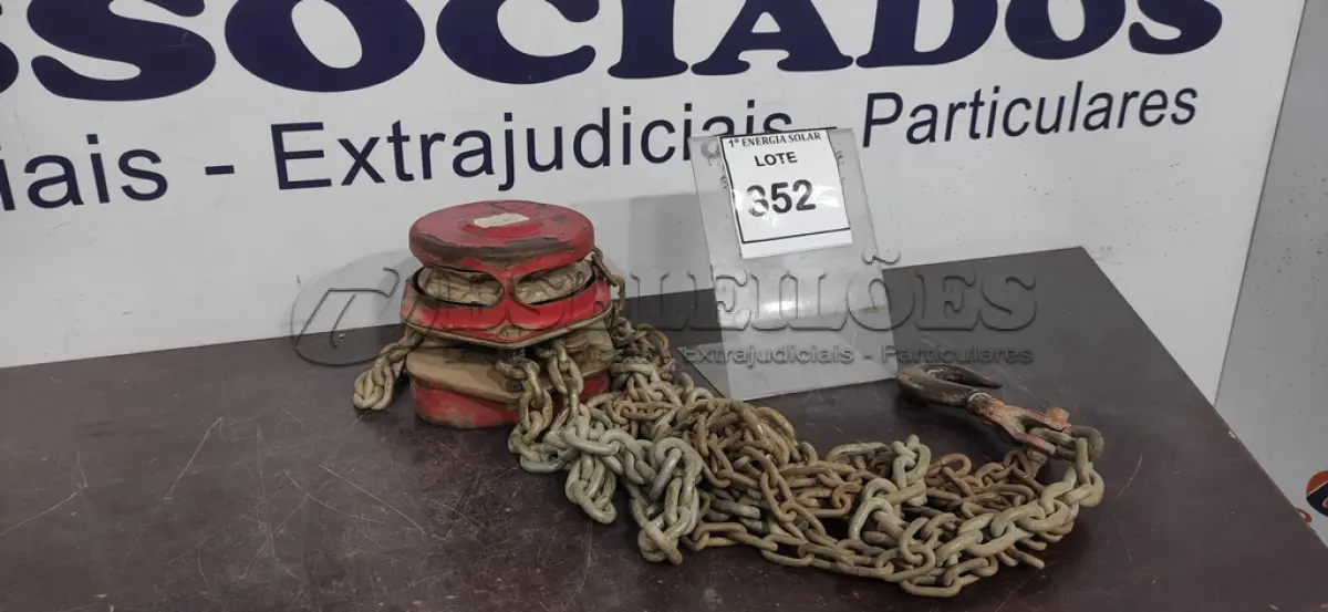 LOTE 352 - 01 TALHA MANUAL DE CORRENTE. (NO ESTADO) ATENÇÃO! FAZER A VISITAÇÃO ANTES DE ARREMATAR, NÃO SABEMOS SE FUNCIONA, LEILÃO NÃO TEM GARANTIA E NEM DEVOLUÇÃO, SUJEITO A POSSÍVEIS AVARIAS VISÍVEIS/OCULTAS E/OU AUSÊNCIA DE COMPONENTES.
