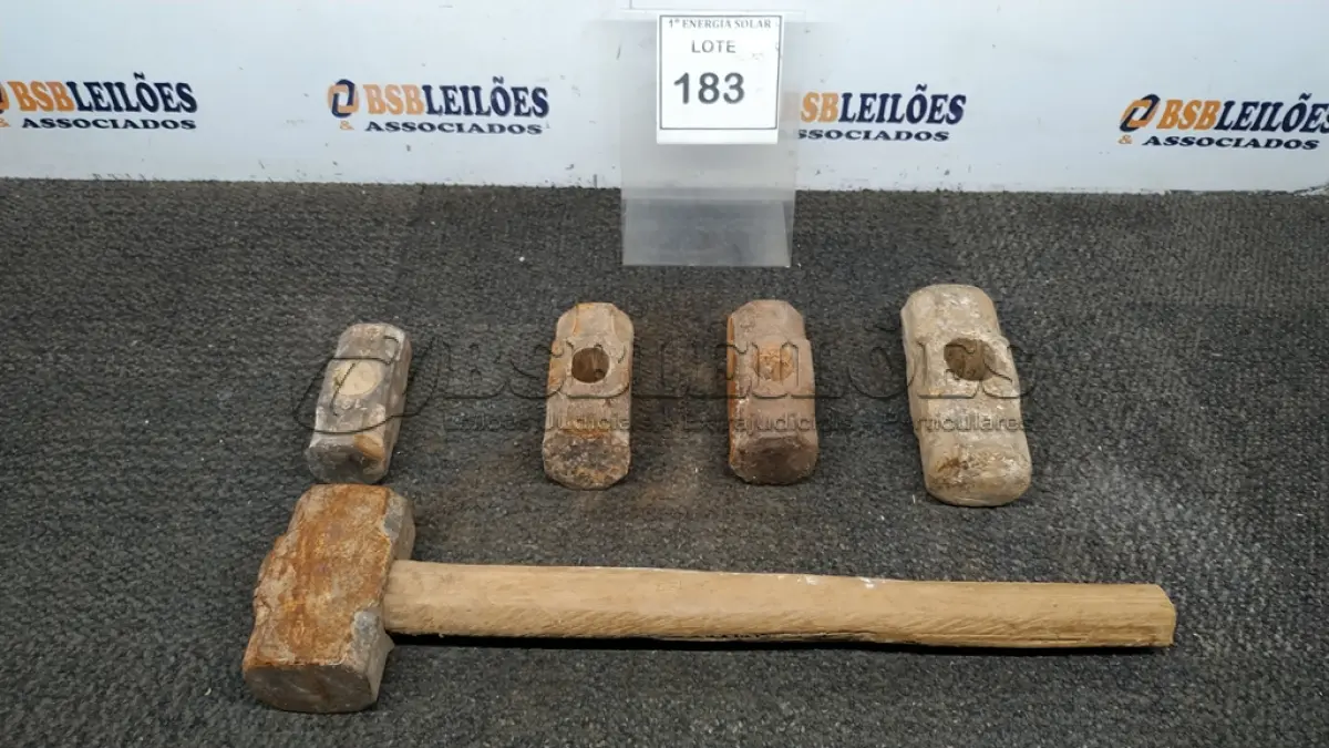 LOTE 183 -  05 MARRETAS TAMANHOS DIVERSOS SENDO  01 COM CABO. (NO ESTADO) ATENÇÃO! FAZER A VISITAÇÃO ANTES DE ARREMATAR, NÃO SABEMOS SE FUNCIONA, LEILÃO NÃO TEM GARANTIA E NEM DEVOLUÇÃO, SUJEITO A POSSÍVEIS AVARIAS VISÍVEIS/OCULTAS E/OU AUSÊNCIA DE COMPONENTES.