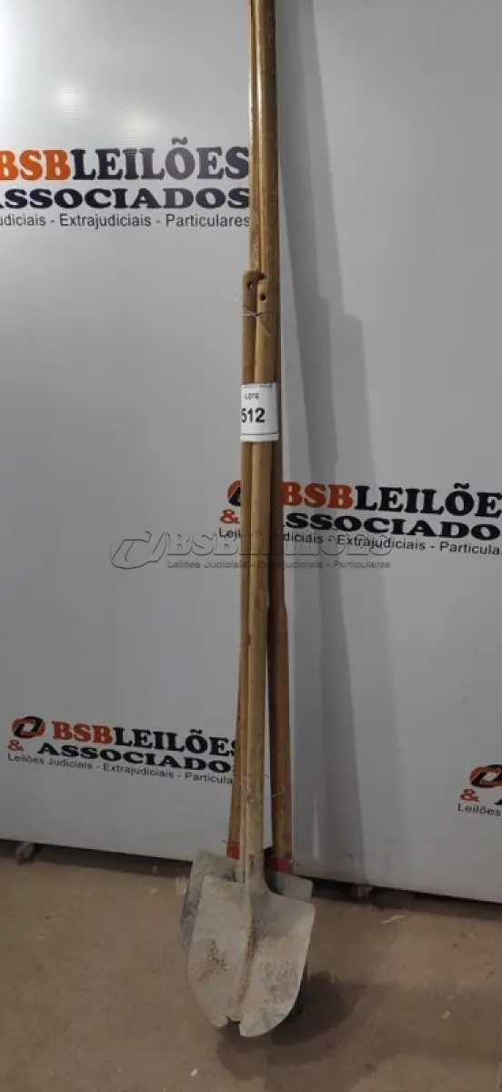 LOTE 512 - 02 PÁS E 01 CAVADEIRA MANUAL. (NO ESTADO) ATENÇÃO! FAZER A VISITAÇÃO ANTES DE ARREMATAR, NÃO SABEMOS SE FUNCIONA, LEILÃO NÃO TEM GARANTIA E NEM DEVOLUÇÃO, SUJEITO A POSSÍVEIS AVARIAS VISÍVEIS/OCULTAS