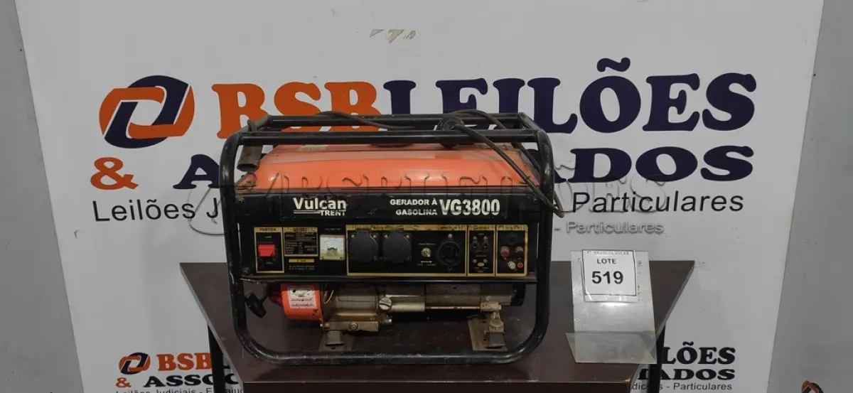 LOTE 519 - 01 GERADOR A GASOLINA VULCAN VG3800. 0,3KW. (NO ESTADO) ATENÇÃO! FAZER A VISITAÇÃO ANTES DE ARREMATAR, NÃO SABEMOS SE FUNCIONA, LEILÃO NÃO TEM GARANTIA E NEM DEVOLUÇÃO, SUJEITO A POSSÍVEIS AVARIAS VISÍVEIS/OCULTAS