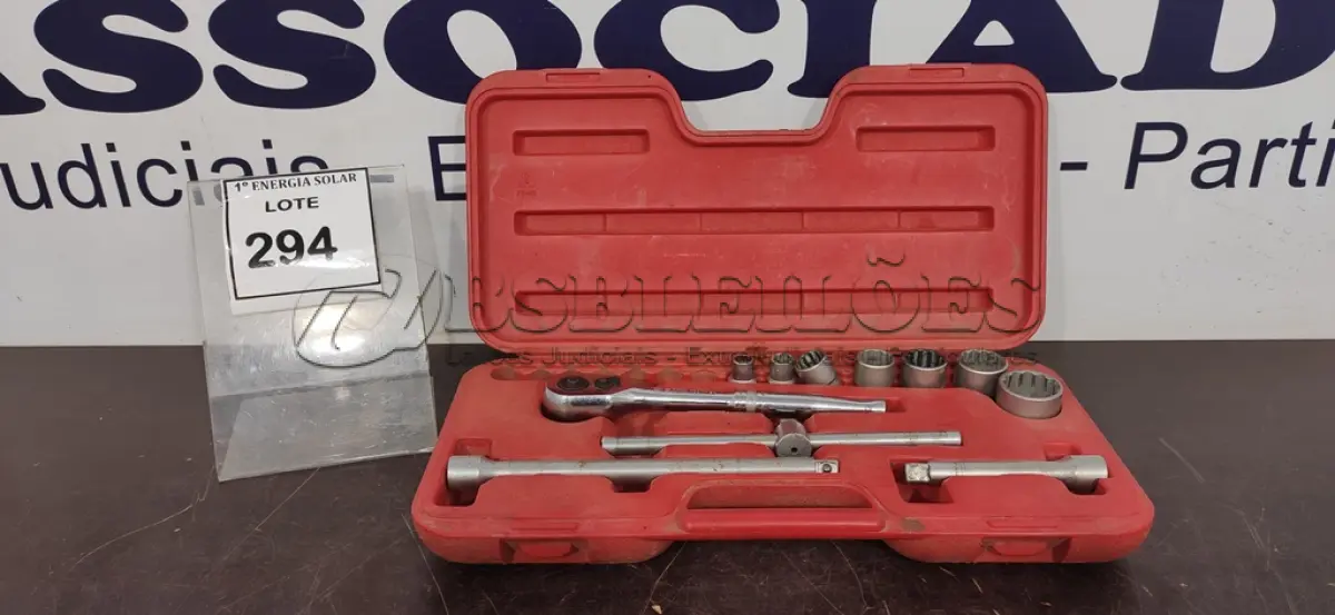 LOTE 294 - 01 MALETA COM CHAVES SOQUETE INCOMPLETA. (NO ESTADO) ATENÇÃO! FAZER A VISITAÇÃO ANTES DE ARREMATAR, NÃO SABEMOS SE FUNCIONA, LEILÃO NÃO TEM GARANTIA E NEM DEVOLUÇÃO, SUJEITO A POSSÍVEIS AVARIAS VISÍVEIS/OCULTAS E/OU AUSÊNCIA DE COMPONENTES.