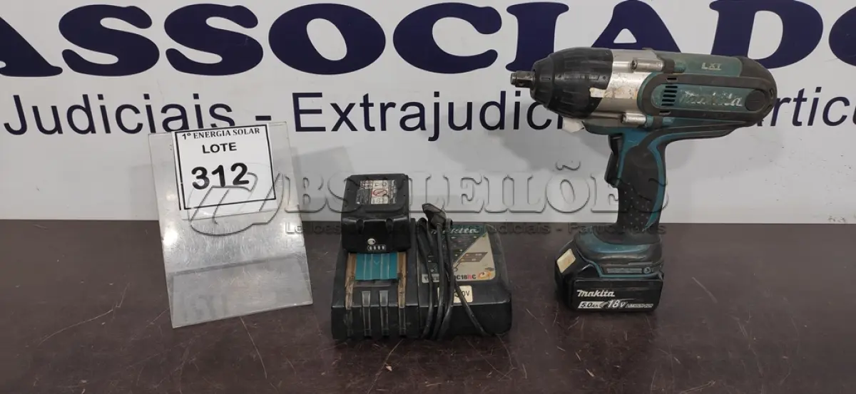 LOTE 312 - 01 CHAVE DE IMPACTO MARCA MAKITA 18V 5AH COM CARREGADOR E BATERIA.  (NO ESTADO) ATENÇÃO! FAZER A VISITAÇÃO ANTES DE ARREMATAR, NÃO SABEMOS SE FUNCIONA, LEILÃO NÃO TEM GARANTIA E NEM DEVOLUÇÃO, SUJEITO A POSSÍVEIS AVARIAS VISÍVEIS/OCULTAS E/OU AUSÊNCIA DE COMPONENTES.