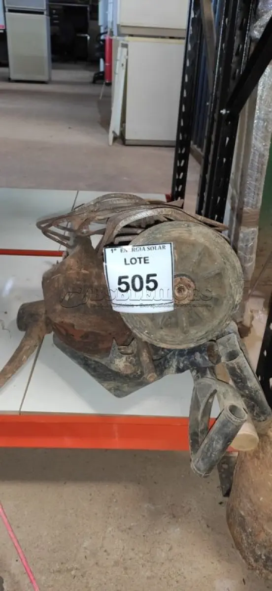 LOTE 505 - 01 LOTE COM CARRINHO PARA TRANSPORTE DE VIDROS, CAVADEIRA SEM CABO, PÁ, ENXADA E PICARETA.  (NO ESTADO) ATENÇÃO! FAZER A VISITAÇÃO ANTES DE ARREMATAR, NÃO SABEMOS SE FUNCIONA, LEILÃO NÃO TEM GARANTIA E NEM DEVOLUÇÃO, SUJEITO A POSSÍVEIS AVARIAS VISÍVEIS/OCULTAS