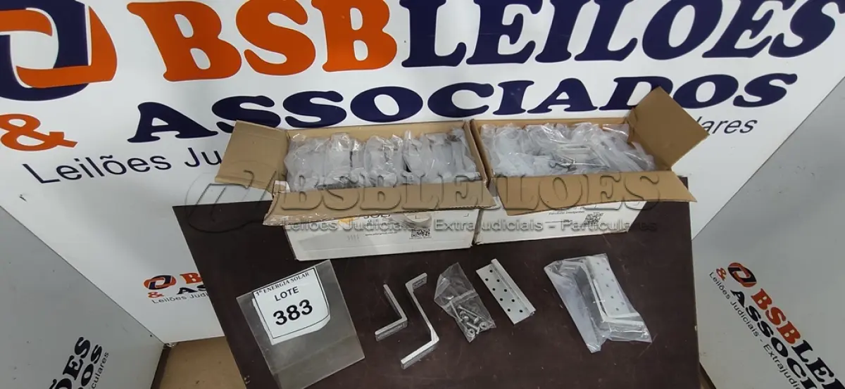 LOTE 383 - 02 CAIXAS COM GANCHO PARA TELHA CERÂMICA. (NO ESTADO) ATENÇÃO! FAZER A VISITAÇÃO ANTES DE ARREMATAR, NÃO SABEMOS SE FUNCIONA, LEILÃO NÃO TEM GARANTIA E NEM DEVOLUÇÃO, SUJEITO A POSSÍVEIS AVARIAS VISÍVEIS/OCULTAS E/OU 