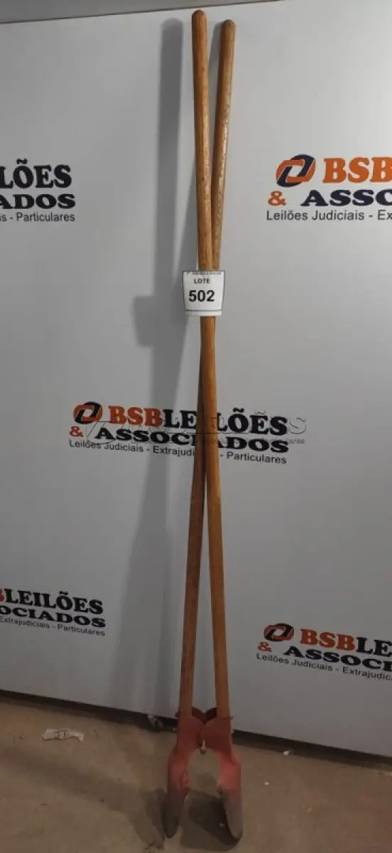 LOTE 502 - 01 CAVADEIRA MANUAL. (NO ESTADO) ATENÇÃO! FAZER A VISITAÇÃO ANTES DE ARREMATAR, NÃO SABEMOS SE FUNCIONA, LEILÃO NÃO TEM GARANTIA E NEM DEVOLUÇÃO, SUJEITO A POSSÍVEIS AVARIAS VISÍVEIS/OCULTAS