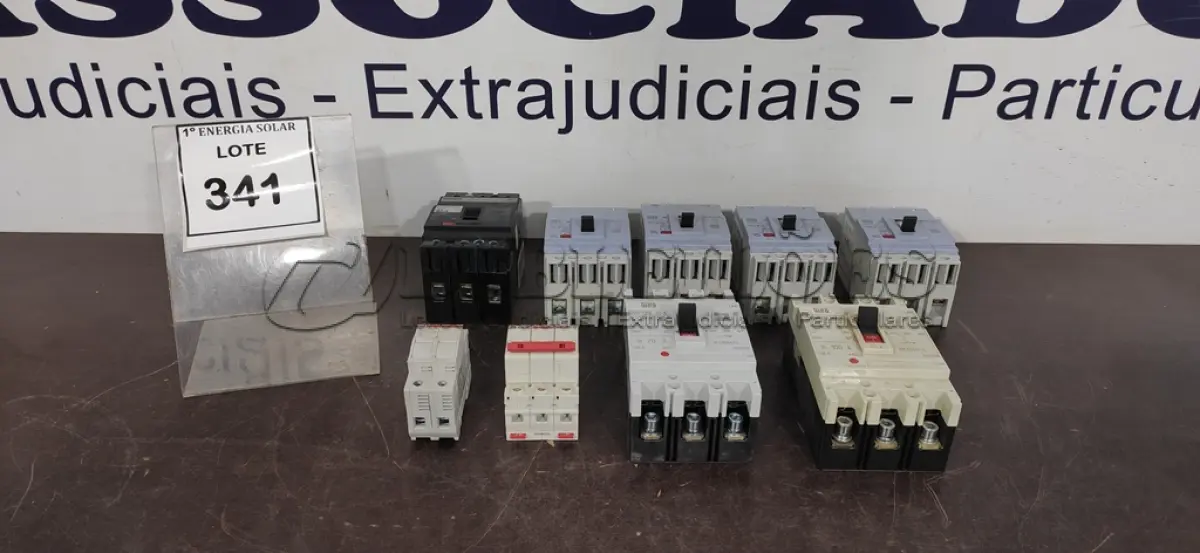 LOTE 341 - 01 CAIXA COM DISJUNTORES DIVERSOS. (NO ESTADO) ATENÇÃO! FAZER A VISITAÇÃO ANTES DE ARREMATAR, NÃO SABEMOS SE FUNCIONA, LEILÃO NÃO TEM GARANTIA E NEM DEVOLUÇÃO, SUJEITO A POSSÍVEIS AVARIAS VISÍVEIS/OCULTAS E/OU AUSÊNCIA DE COMPONENTES.